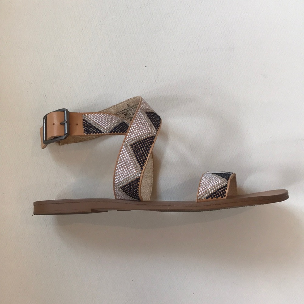 Wide-strap sandals with woven design